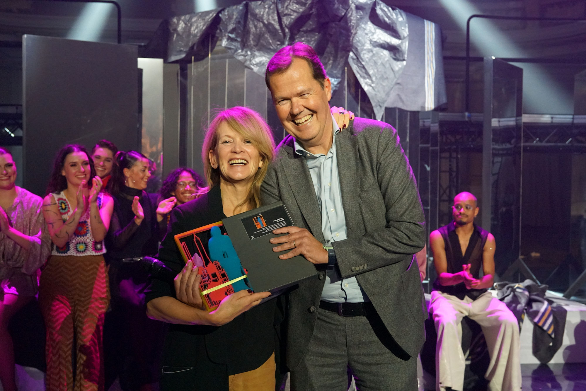 Zakelijk directeur Introdans Marieke van ’t Hoff ontvangt Arnhemse Piet