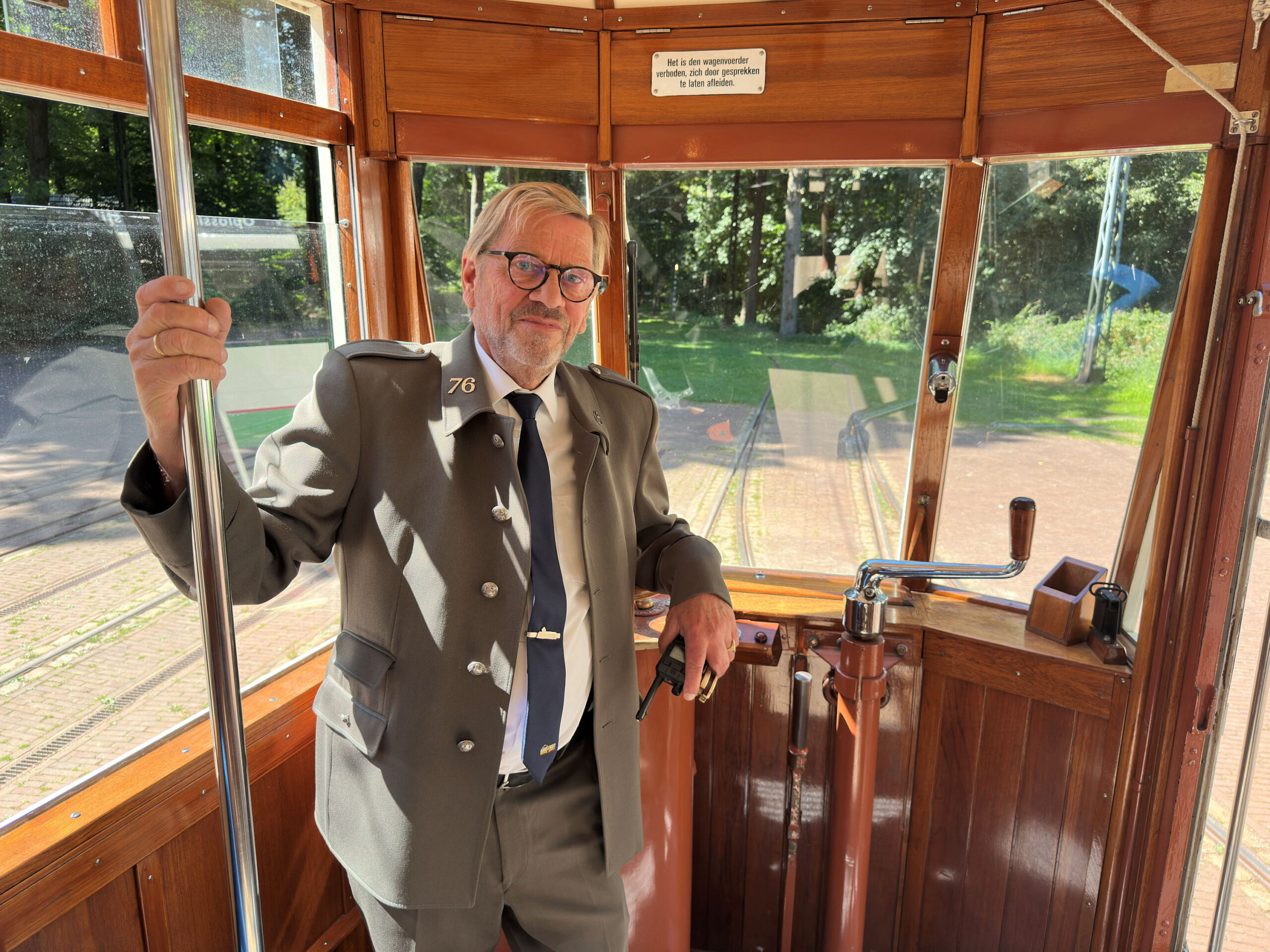 Gerard Flint: ‘raddraaier’ en ‘handlanger’ op de tram in het Openluchtmuseum