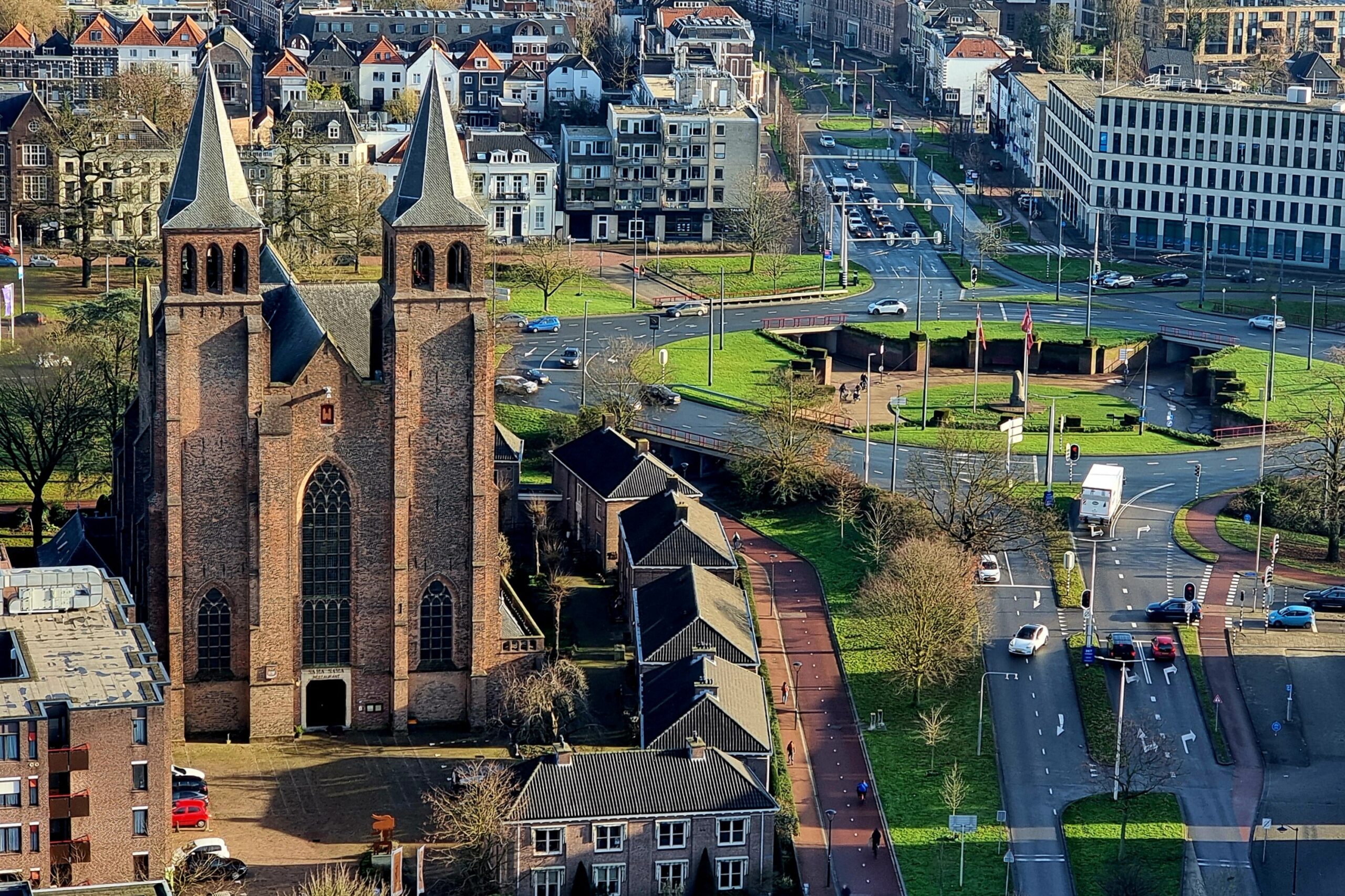 ‘Het gaat niet om een doek, maar om integriteit’: Elfrink haalt uit naar banner Arnhem Centraal op r