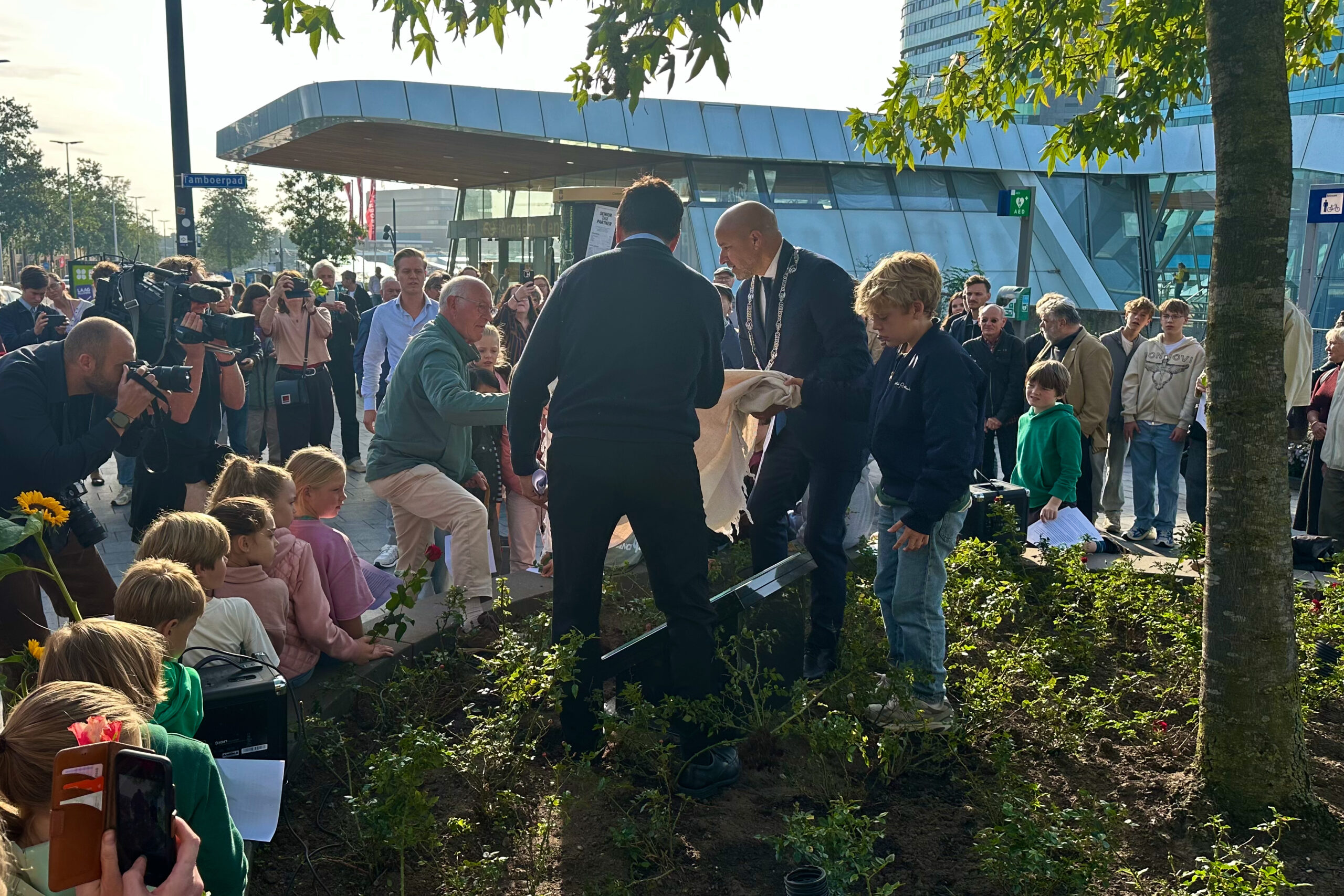 Plaquette onthuld bij Het Jongenshuis. Burgemeester Marcouch: “Als niemand tegenspreekt, krijgt haat