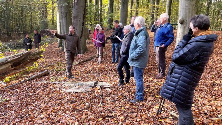 Jan Floor geeft uitleg over werkzaamheden in park Sonsbeek