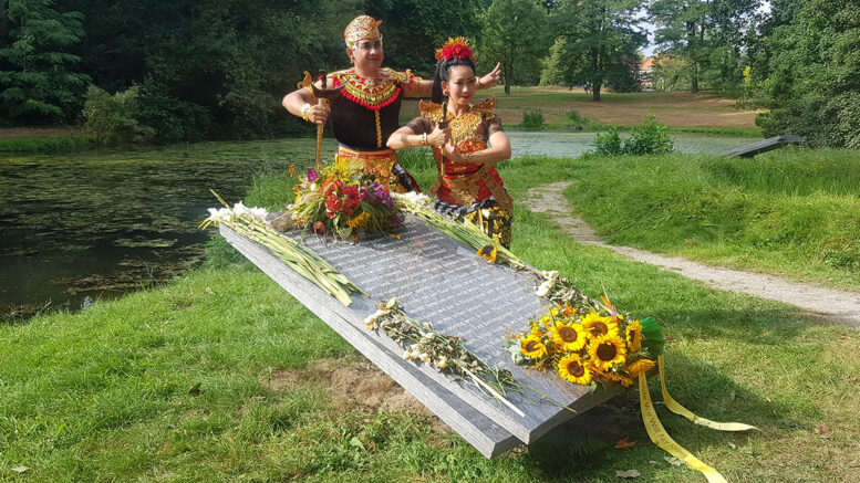 In 2022 werd de herdenking aangekleed met o.a. Indonesische dansers bij het monument © Zefanja